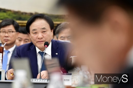 [머니S포토] 질의 경청하는 임준택 수협중앙회장