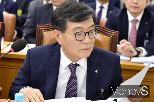[머니S포토] 자료 살피는 황호선 해양진흥공사 사장