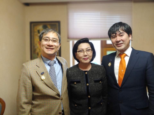 훈장 수여 후 기념사진 촬영을 하고 있는 이수찬 힘찬병원 대표원장(왼쪽)과 전 보건부장관 간디 툭스자르갈(가운데)./사진=힘찬병원