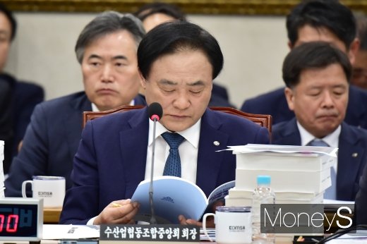 [머니S포토] 자료 살피는 임준택 수협중앙회 회장
