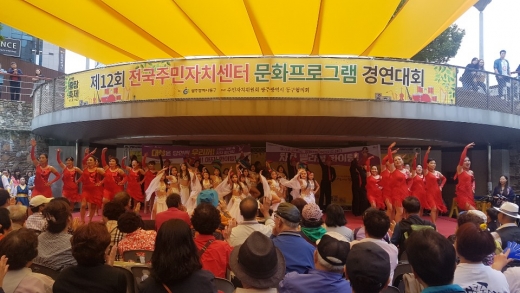 ▲10월 4일부터 6일까지 광주광역시 동구에서 개최된 제12회 전국 주민자치센터 문화프로그램 경연대회에 참여한 시흥시 정왕3동행정복지센터 「차차밸라」팀 / 사진제공=시흥시청