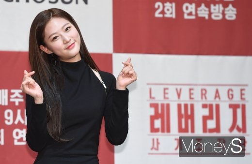 [머니S포토] 김새론 '러블리한 하트'