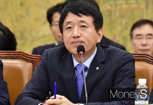 [머니S포토] 의원 질의 경청하는 안영배 관광공사 사장