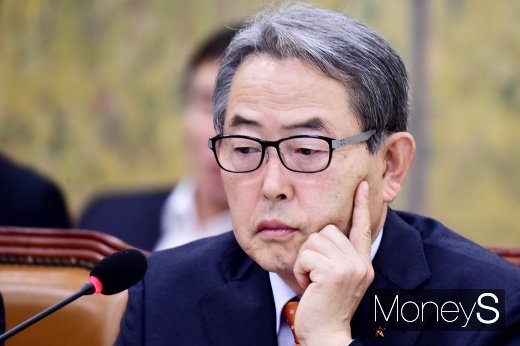 [머니S포토] 문체위 국감, 고심하는 유태열 GKL 대표이사