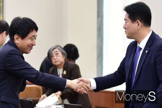 [머니S포토] 국회 문체위 국감, 인사 나누는 안영배-이동섭