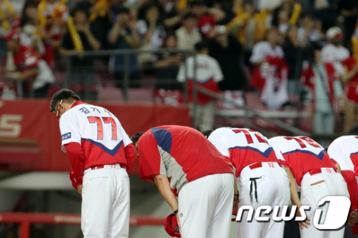 KIA 타이거즈 선수단과 코칭스태프가 지난 5월15일 광주 기아챔피언스필드에서 열린 2019 KBO리그 KT 위즈와의 경기에서 4-7로 패한 뒤 팬들에게 인사하고 있다. /사진=뉴스1