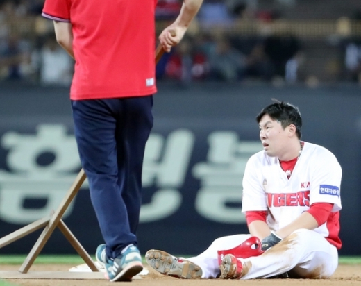 KIA 타이거즈 야수 안치홍이 지난 5월31일 광주 기아챔피언스필드에서 열린 2019 KBO리그 키움 히어로즈와의 경기에서 도루 실패 후 경기장에 주저앉아 있다. /사진=뉴스1