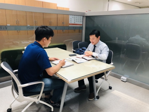 화성시 공무원이 관내 업체와 공개면담실에서 상담을 하고 있는 모습. / 사진제공=화성시