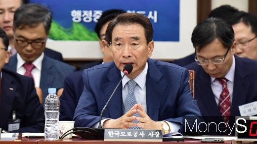 [머니S포토] 이강래 도로공사 사장, 태풍에도 일찍 퇴근한 이유는?