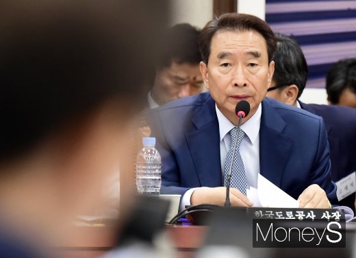 [머니S포토] 질의에 답하는 이강래 도로공사 사장