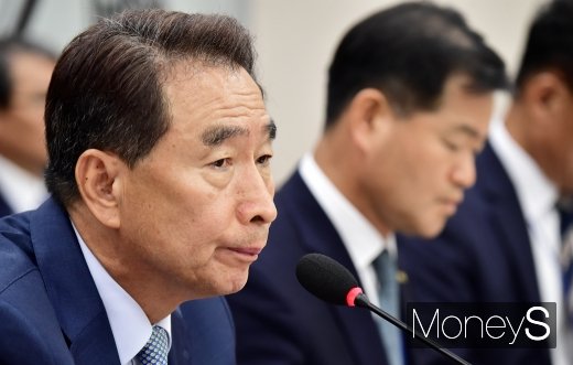 [머니S포토] 의원 바라보는 이강래 도로공사 사장