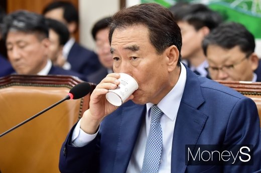 [머니S포토] 국토위 국감, 물마시는 도로공사 사장
