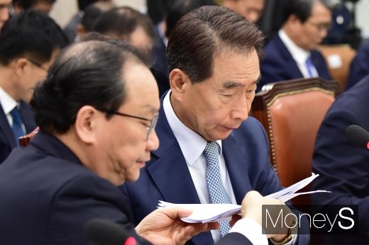 [머니S포토] 자료 전달받는 이강래 도로공사 사장