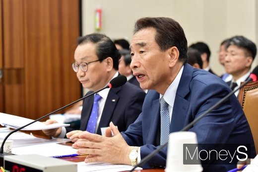 [머니S포토] 답변하는 이강래 도로공사 사장