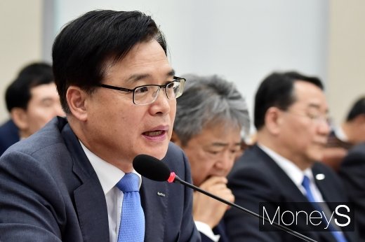[머니S포토] 질의에 답하는 권평오 코트라 사장