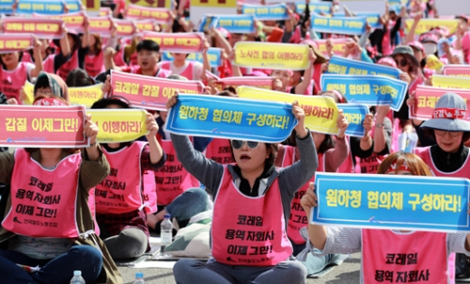 민주노총 공공운수노조 전국철도노동조합 코레일네트웍스지부, 철도고객센터지부 조합원들이 지난달 26일 서울역 광장에서 열린 파업 출정식에서 구호를 외치고 있다. / 사진=뉴시스