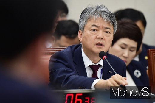 [머니S포토] 질의에 답하는 이인호 무보 사장