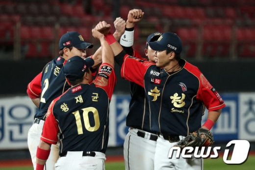 KT 위즈 선수들이 지난달 23일 수원 KT KT위즈파크에서 열린 2019 KBO리그 KIA 타이거즈와의 경기에서 2-1로 승리한 뒤 마운드에 모여 기뻐하고 있다. /사진=뉴스1