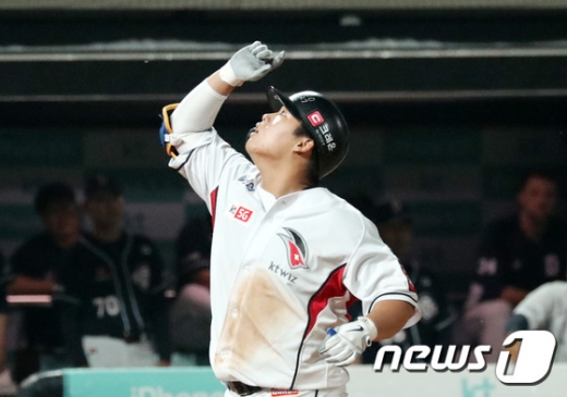 KT 위즈 타자 강백호가 지난 8월29일 수원 KT위즈파크에서 열린 2019 KBO리그 두산 베어스와의 경기에서 8회말 만루 홈런을 터트린 뒤 세레모니를 펼치고 있다. /사진=뉴스1