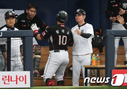 KT 위즈 이강철 감독(오른쪽)이 지난 6월18일 서울 고척돔구장에서 열린 2019 KBO리그 키움 히어로즈와의 경기에서 황재균이 득점하자 함께 축하하고 있다. /사진=뉴스1
