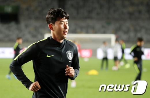 10일 오후 8시 화성종합경기타운 주경기장에서 열린 국제축구연맹(FIFA) 2022 카타르월드컵 아시아 지역 2차 예선 H조 조별리그 2차전에서 선제골을 넣은 손흥민. /사진=뉴스1
