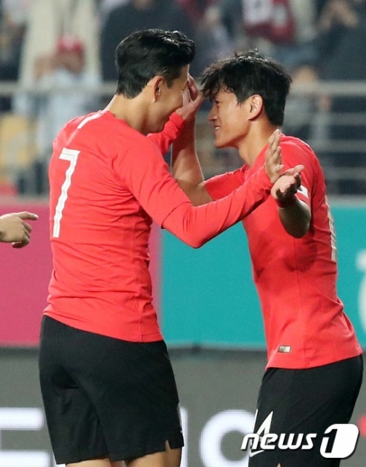 10일 오후 8시 화성종합운동장에서 열린 국제축구연맹(FIFA) 2022 카타르월드컵 아시아 지역 2차 예선 H조 조별리그 2차전에서 스리랑카를 상대로 선제골을 넣은 대한민국 대표팀의 손흥민(왼쪽). /사진=뉴스1