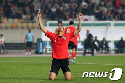10일 오후 8시 화성종합운동장에서 열린 국제축구연맹(FIFA) 2022 카타르월드컵 아시아 지역 2차 예선 H조 조별리그 2차전에서 해트트릭을 터뜨린 김신욱. /사진=뉴스1