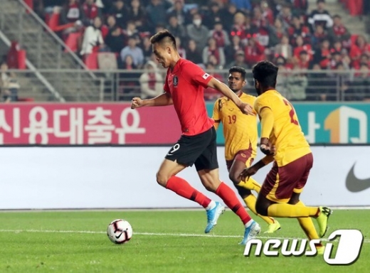 10일 오후 8시 화성종합운동장에서 열린 국제축구연맹(FIFA) 2022 카타르월드컵 아시아 지역 2차 예선 H조 조별리그 2차전에서 네 골을 터뜨린 김신욱(왼쪽). /사진=뉴스1