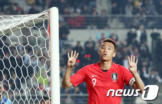 10일 오후 8시 화성종합운동장에서 열린 국제축구연맹(FIFA) 2022 카타르월드컵 아시아 지역 2차 예선 H조 조별리그 2차전에서 스리랑카를 상대로 홀로 네 골을 터뜨린 대한민국 대표팀의 공격수 김신욱. /사진=뉴스1