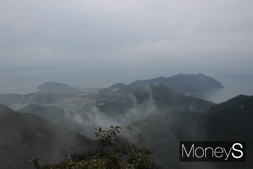 10일 비가 내리는 가운데 삼각산 정상에서 바라본 대청도 옥죽동해변. /사진=박정웅 기자