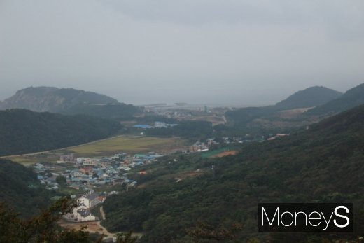 삼각산정자각에서 본 옥죽동마을. 해변 방향으로 옥죽동해변과 모래사막(오른쪽 끝)이 보인다. /사진=박정웅 기자