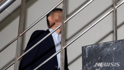 버닝썬 사건에서 ‘경찰총장'으로 불린 윤 모 총경이 10일 오전 서울 서초구 서울중앙지방법원에서 특정범죄가중처벌법상 알선수재와 자본시장법 위반 등의 혐의와 관련 영장실질심사(구속 전 피의자 심문)를 받기 위해 법정으로 향하고 있다. /사진=뉴시스