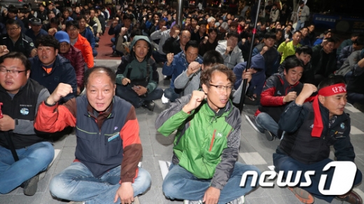 임금 정상화 요구하는 철도노조임금 정상화 요구하는 철도노조11일부터 파업을 예고한 철도공사(코레일)노조원들이 지난 10일 오후 대전역에서 열린 파업 전야제에서 임금정상화, 노사전문가협의체 합의이행 등을 요구하며 구호를 외치고 있다. /사진=뉴스1