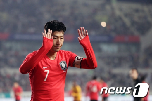 한국 축구 국가대표팀 공격수 손흥민이 지난 10일 경기 화성시에서 열린 2022 카타르월드컵 아시아지역 2차예선 H조 2차전 스리랑카와의 경기에서 코너킥을 차기 위해 이동하다가 팬들의 환호에 답하고 있다. /사진=뉴스1