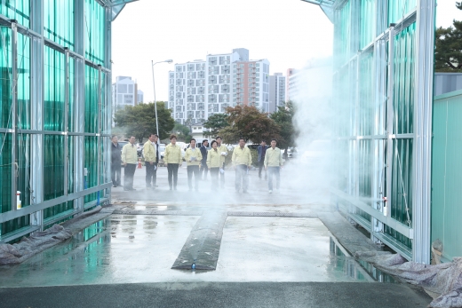 고양시의회가 아프리카돼지열병 방역현장을 찾아 현장을 점검하고 있다. / 사진제공=고양시의회