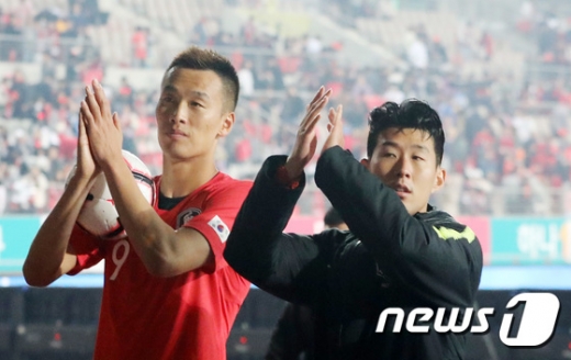 지난 10일 경기 화성시에서 열린 2022 카타르 월드컵 아시아지역 2차예선 H조 2차전 스리랑카와의 경기에서 각각 4골과 2골을 넣으며 공격을 주도한 한국 축구 국가대표팀 공격수 김신욱(왼쪽)-손흥민. /사진=뉴스1
