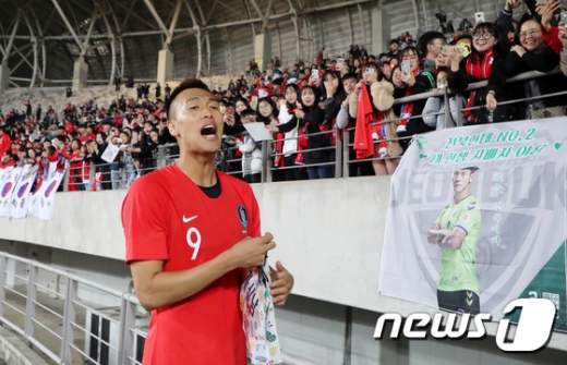 한국 축구 국가대표팀 공격수 김신욱이 지난 10일 경기 화성시에서 열린 2022 카타르 월드컵 아시아지역 2차예선 H조 2차전 스리랑카와의 경기가 끝난 뒤 팬들에게 인사하고 있다. /사진=뉴스1