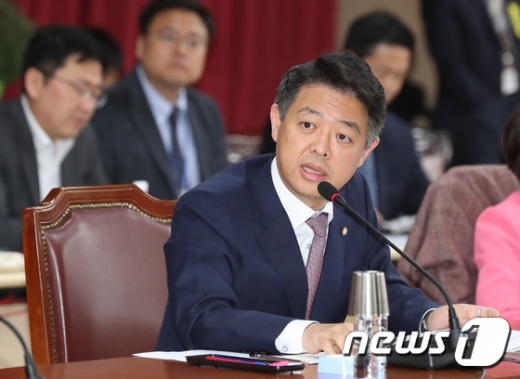 김영호 더불어민주당 의원이 10일 오전 대구시청 대회의실에서 열린 국회 행정안전위원회의 대구시에 대한 국정감사에서 권영진 대구시장에게 질의하고 있다. /사진=뉴스1