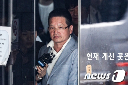 김학의 전 법무부 차관의 '별장 성접대 의혹'을 수사하는 검찰이 강간치상 등 혐의를 추가해 영장을 재청구한 끝에 지난 5월22일 '키맨' 윤중천 씨를 구속했다. /사진=뉴스1