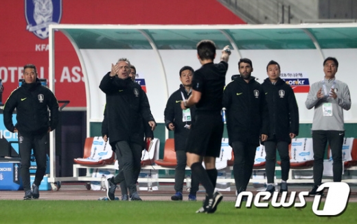 파울루 벤투 한국 축구 국가대표팀 감독(왼쪽 두 번째)이 지난 10일 경기 화성시에서 열린 2022 카타르 월드컵 아시아지역 2차예선 H조 2차전 스리랑카와의 경기에서 후반 16분 손흥민이 교체 과정에서 주심에게 경고를 받자 항의하고 있다. /사진=뉴스1
