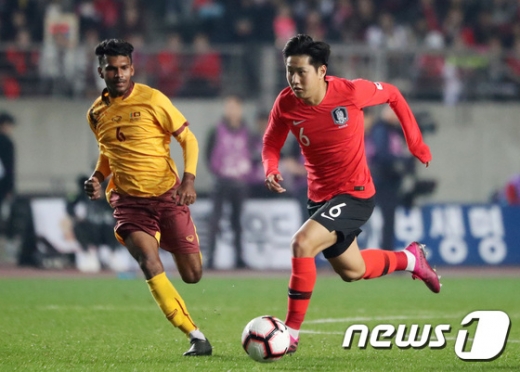 축구대표팀 이강인이 지난 10일 오후 화성종합경기타운에서 열린 2022 국제축구연맹(FIFA) 카타르 월드컵 아시아지역 2차 예선 조별리그(H조) 대한민국과 스리랑카의 경기에서 돌파하고 있는 모습. /사진=뉴스1   