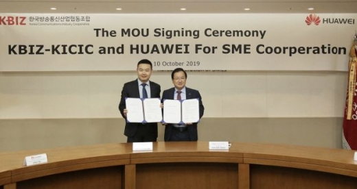 한국화웨이 멍샤오윈 대표(왼쪽)와 KBIZ 한국방송통신산업협동조합 주대철 이사장(오른쪽)이 양해각서를 체결한 뒤 기념촬영을 하고 있다. /사진=한국화웨이