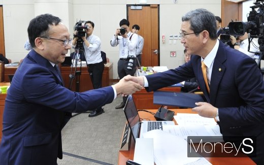 [머니S포토] 선서문 전달하는 시민석 서울지방고용노동청 청장