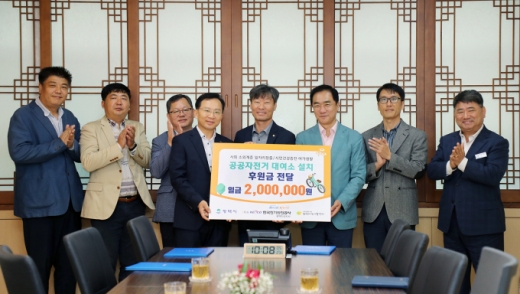 평택시는 10일 한국전기안전공사 평택안성지사 및 사회적협동조합 평택지역자활센터와 노후주택 전기안전수선지원을 위한 업무협약(MOU)과 후원금 전달식을 가졌다.(왼쪽 네번째부터 이석구 지사장, 김양수 센터장, 정장선 평택시장). / 사진제공=평택시