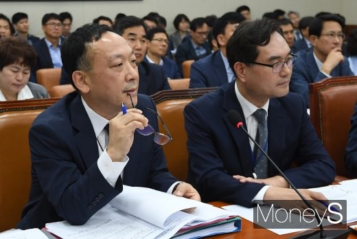 [머니S포토] 생각에 빠진 서민석 청장과 정민오 청장