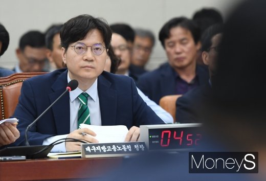 [머니S포토] 질의 경청하는 장근섭 대구지방고용노동청 청장