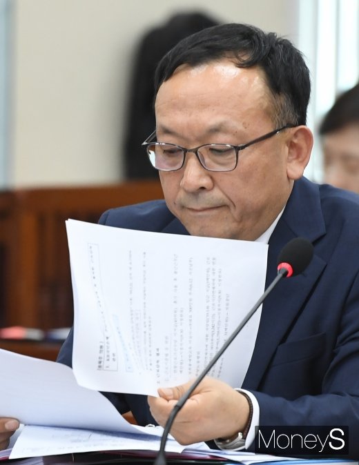 [머니S포토] 자료 살피는 시민석 청장