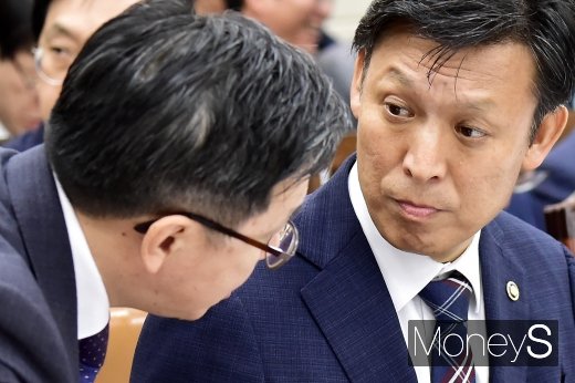 [머니S포토] 의견 나누는 김영문 관세청장