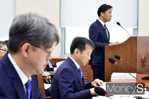 [머니S포토] 현안 보고하는 김영문 관세청장