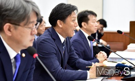 [머니S포토] 질의 답하는 김영문 관세청장